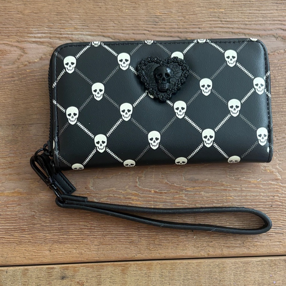 NWOT Betsey Johnson Black and White Skull Wallet
